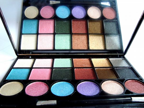 Paleta de 18 sombras 3D Jasmyne 01